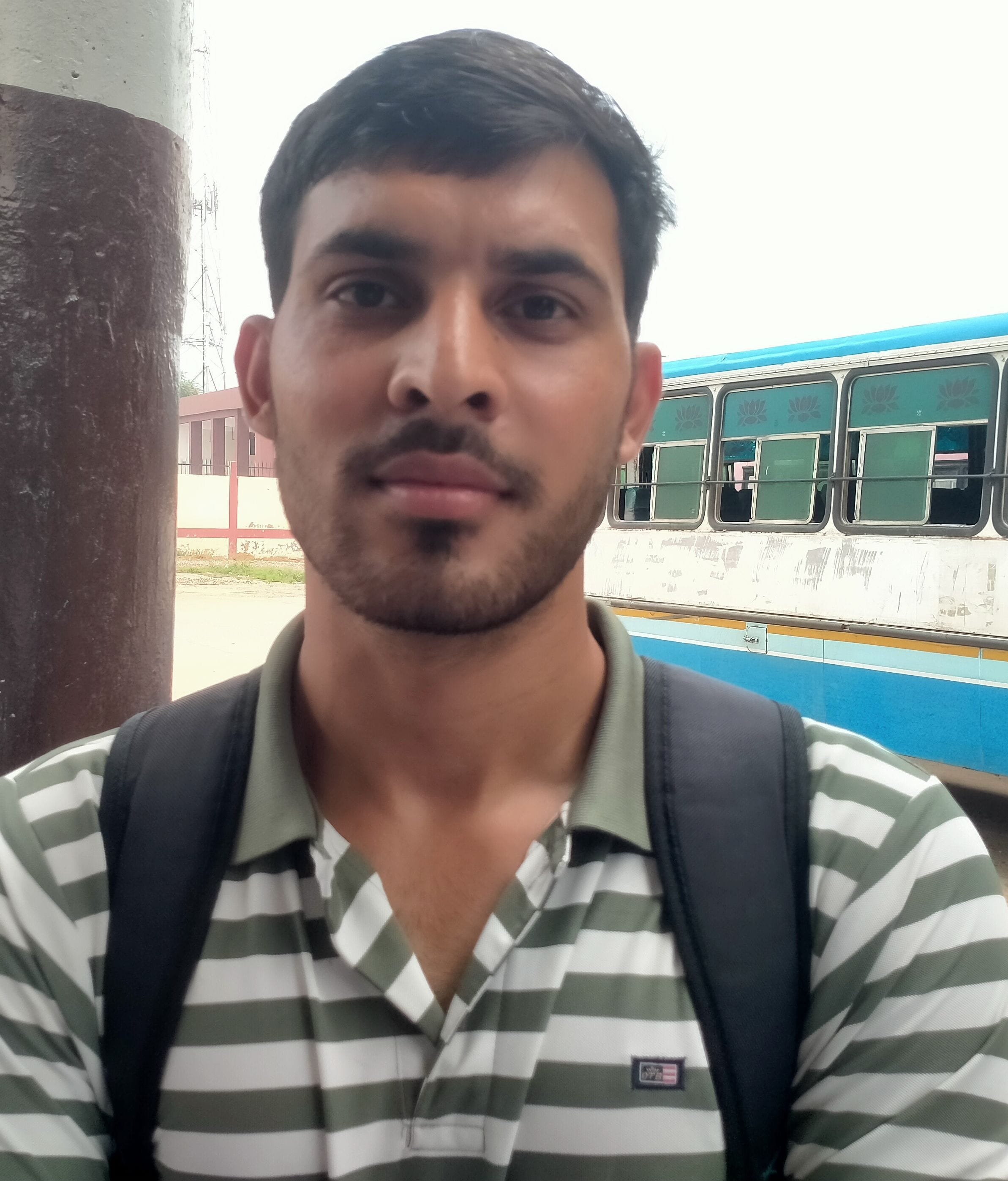 फोटो संख्या:65- महेंद्रगढ़ बस स्टैंड़ पर बस में सवार होते विद्यार्थी--संवाद