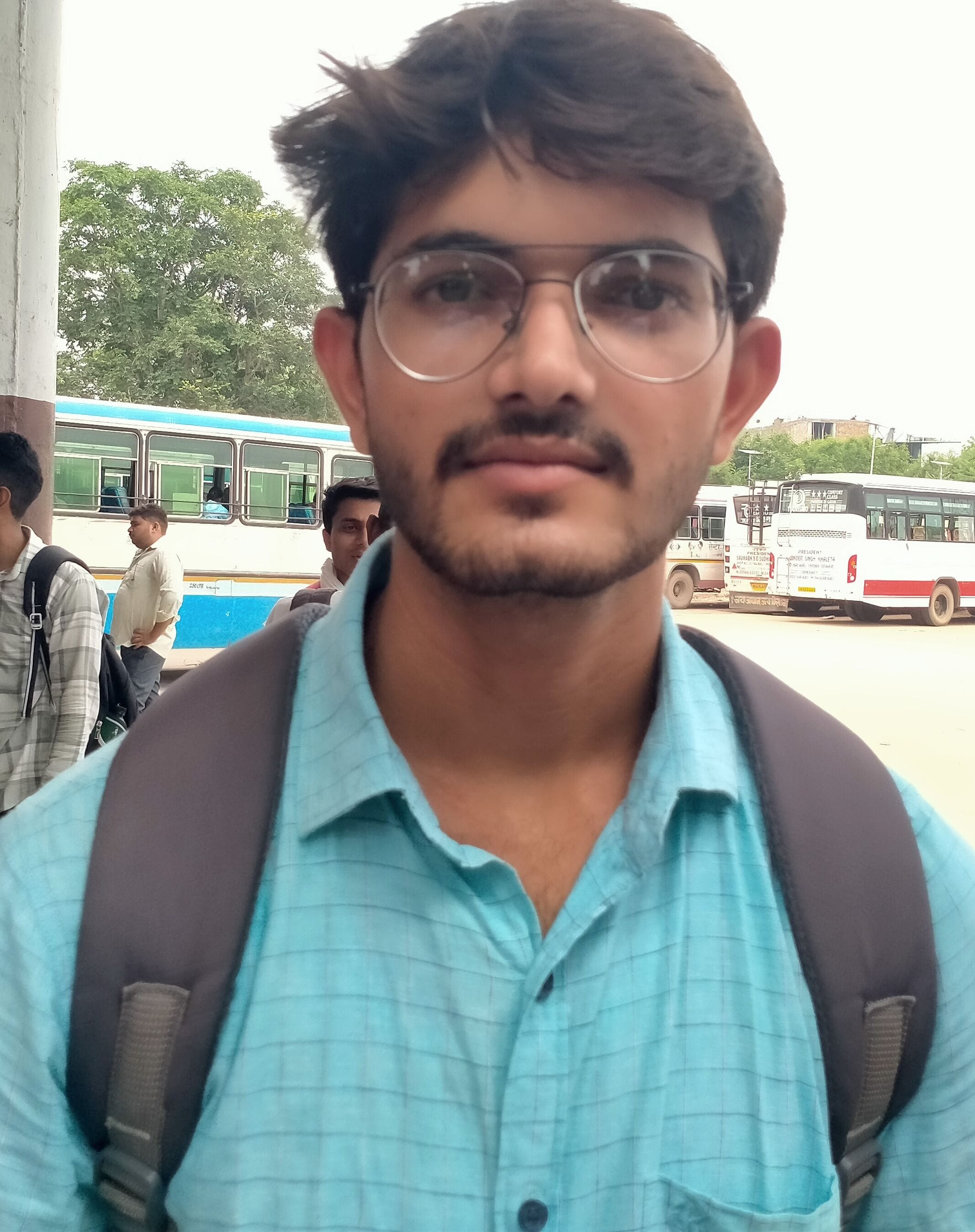 फोटो संख्या:65- महेंद्रगढ़ बस स्टैंड़ पर बस में सवार होते विद्यार्थी--संवाद
