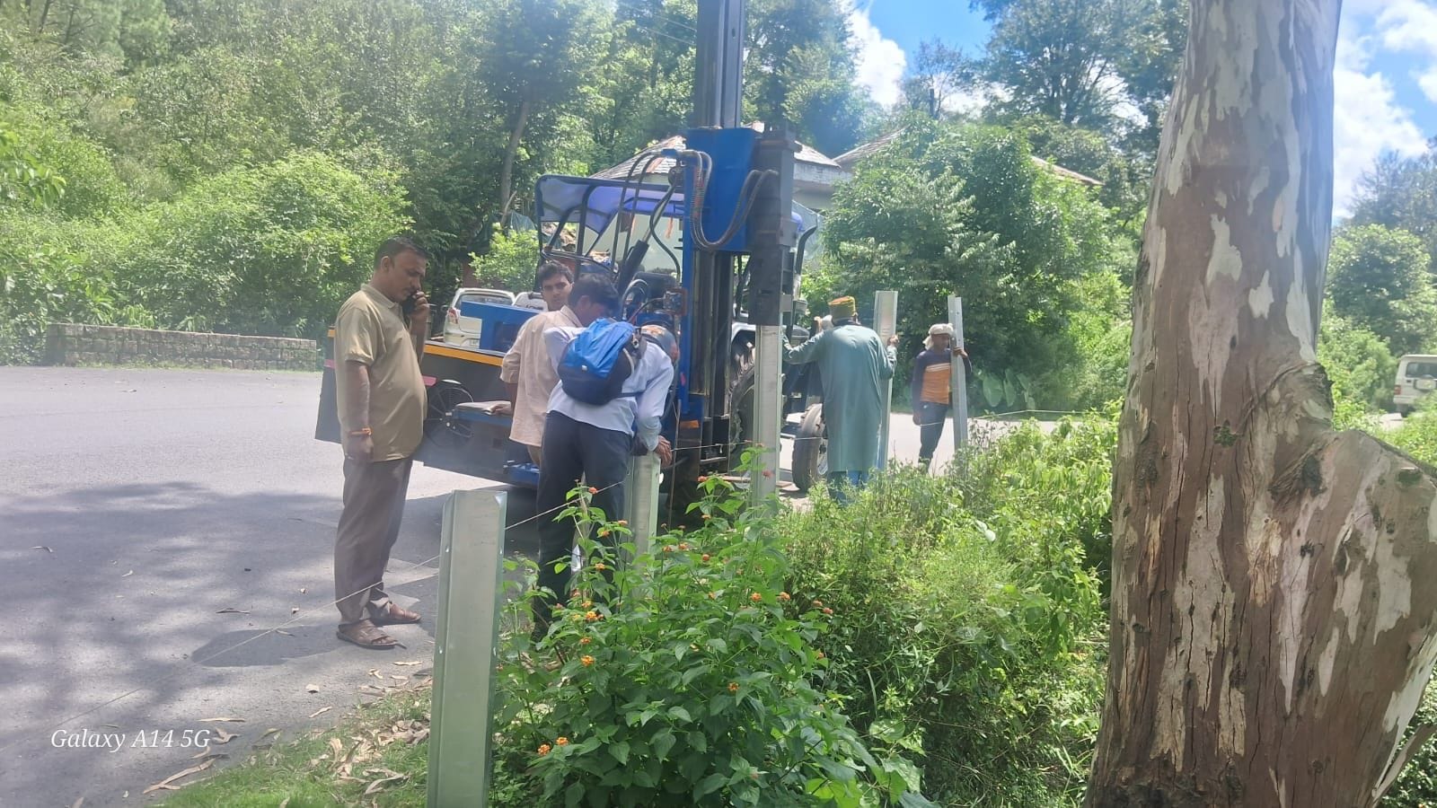 मंडी पठानकोट एनएच पर जोगिंद्रनगर के ढेलू के पास बनाई जा रही नाली। संवाद मंडी पठानकोट एनएच पर जोगिंद्रनगर के ढेलू के पास बनाई जा रही नाली। संवाद