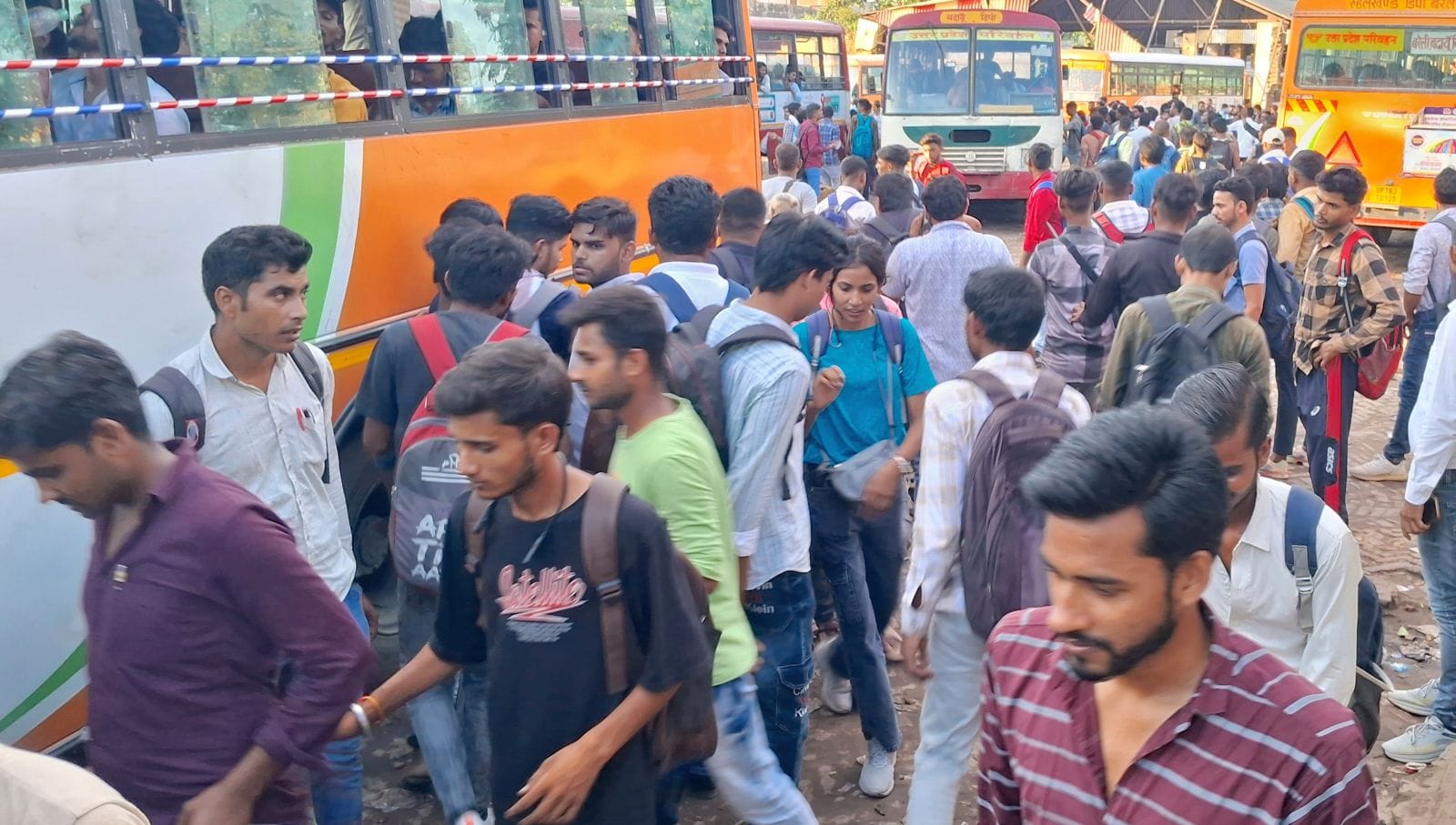 रोडवेज बस स्टैंड पर बस में इस तरह सवार होते अभ्यर्थी। संवाद रोडवेज बस स्टैंड पर बस में इस तरह सवार होते अभ्यर्थी। संवाद