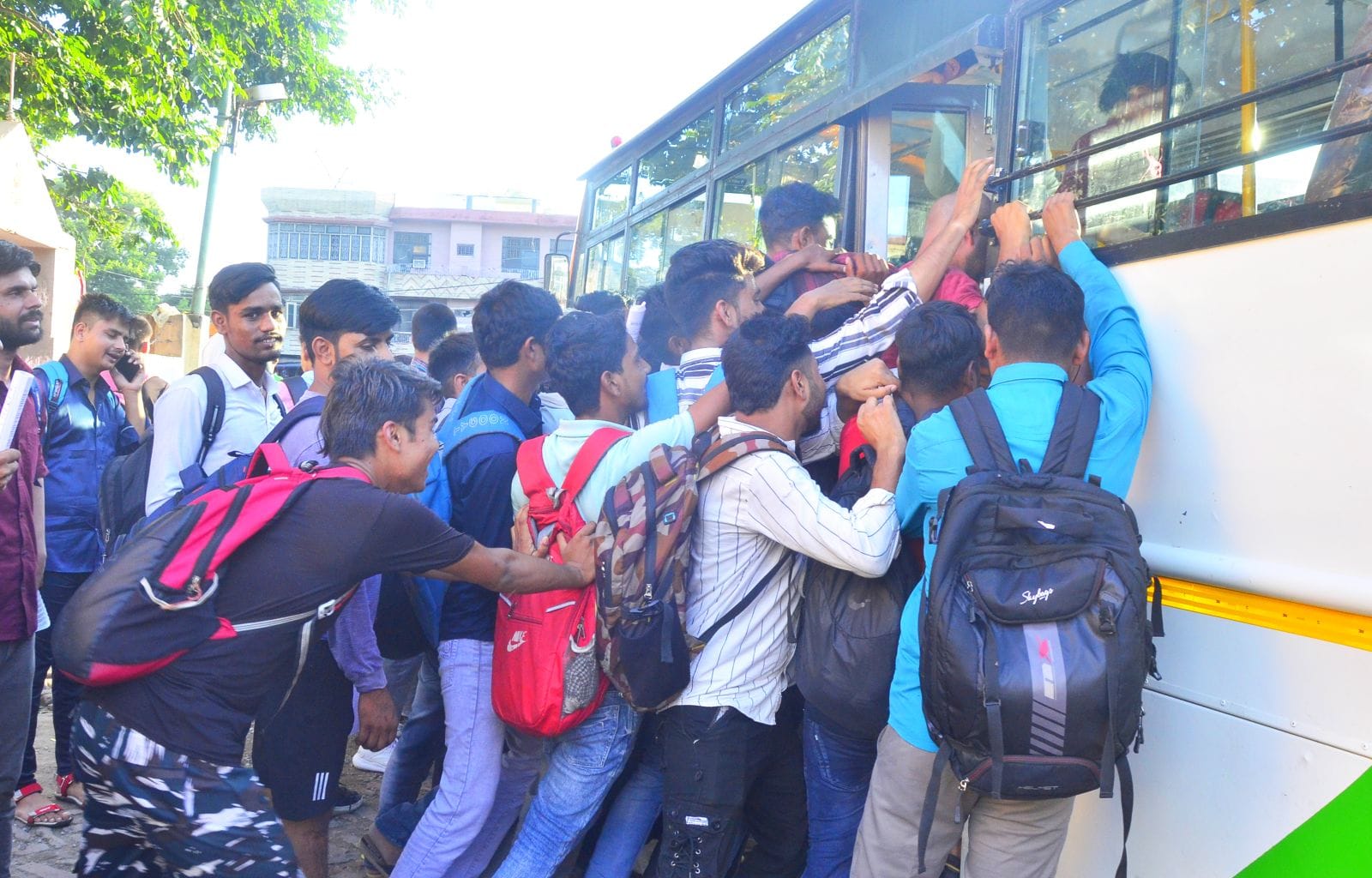 रोडवेज बस स्टैंड पर बस में इस तरह सवार होते अभ्यर्थी। संवाद रोडवेज बस स्टैंड पर बस में इस तरह सवार होते अभ्यर्थी। संवाद