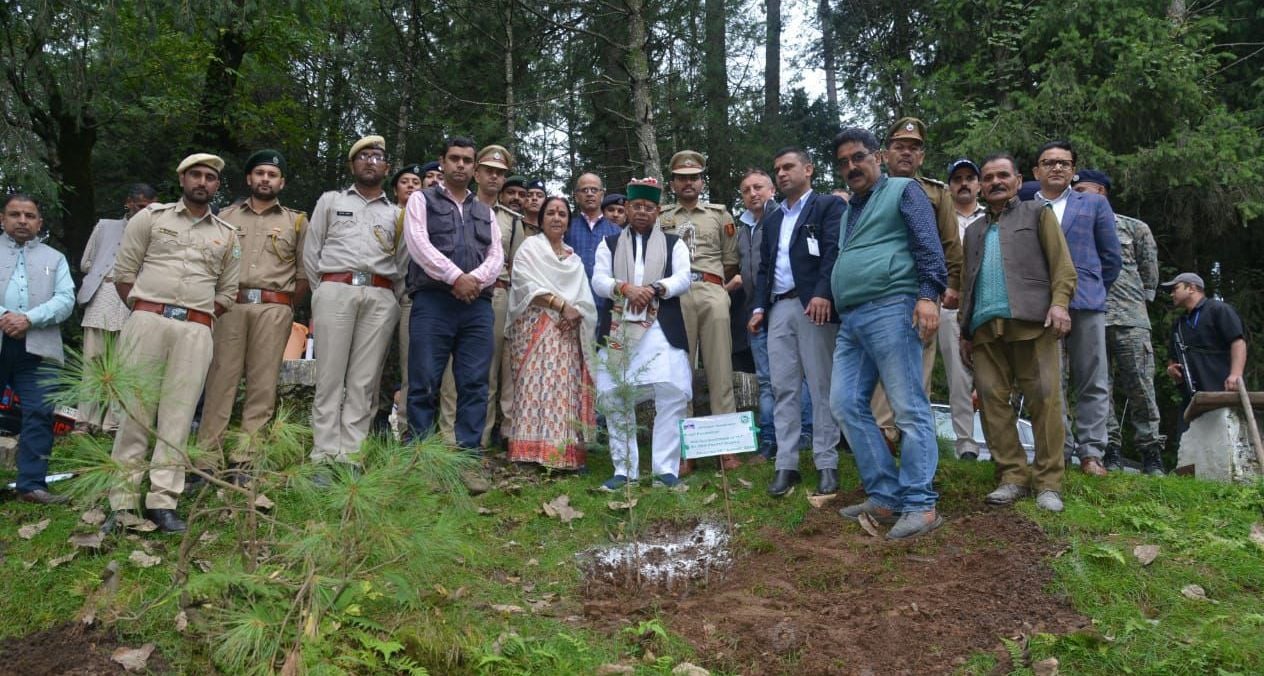 राज्यपाल  शिव प्रताप शुक्ल  हाटू मंदिर में  पूजा-अर्चना करते हुए