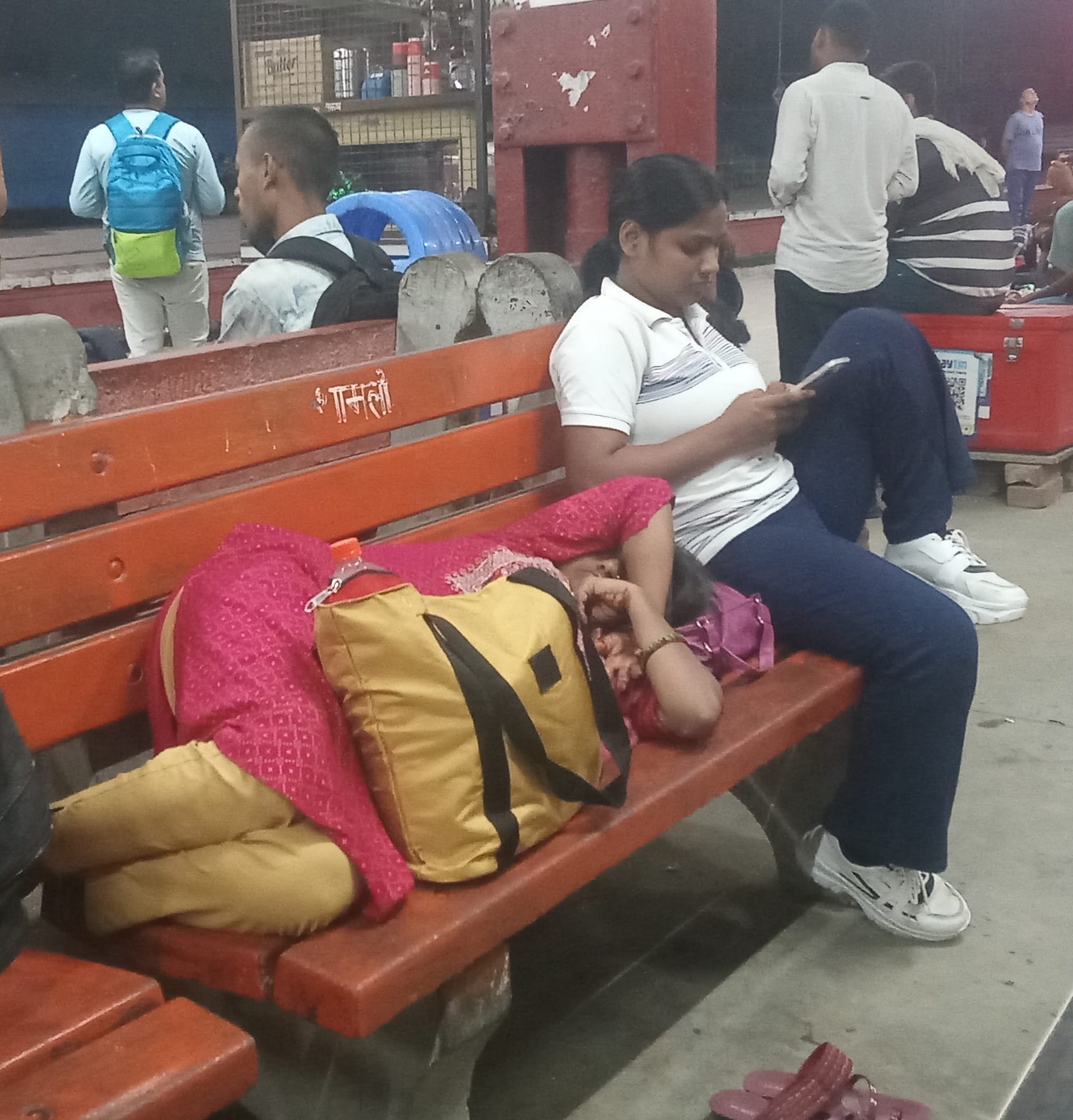 शामली   हिन्दू  कन्या इंटर  कॉलेज  में  महिला  अभ्यर्थी  की चैकिंग करती महिला पुलिस कर्मी  । सं