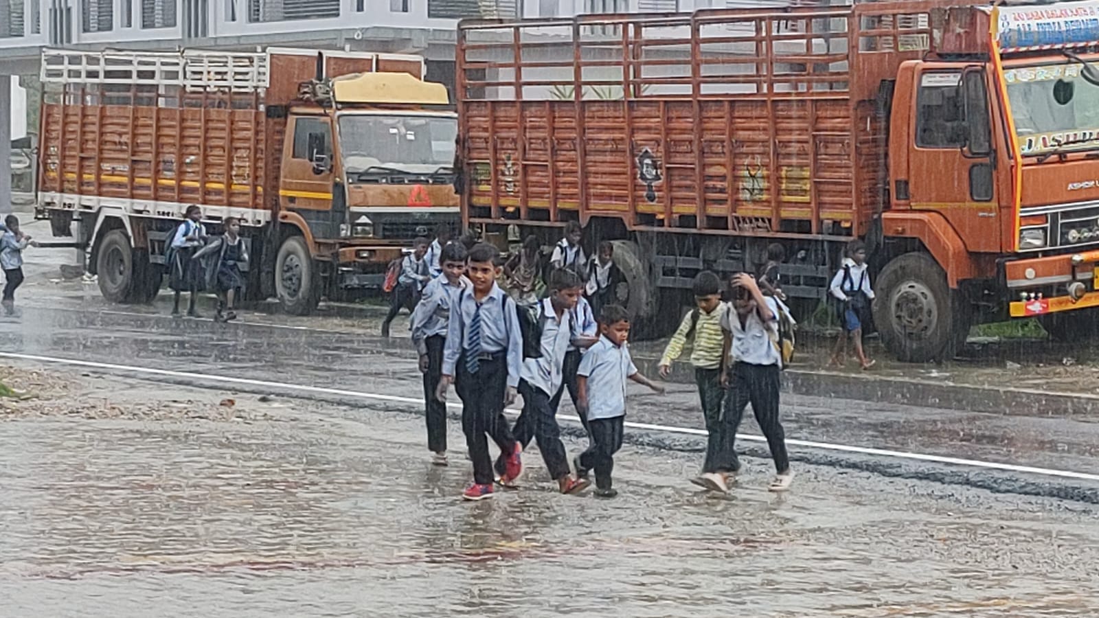 ऊना में दोपहर के समय बारिश में स्कूल से लौटते हुए बच्चे।संवाद ऊना में दोपहर के समय बारिश में स्कूल से लौटते हुए बच्चे।संवाद