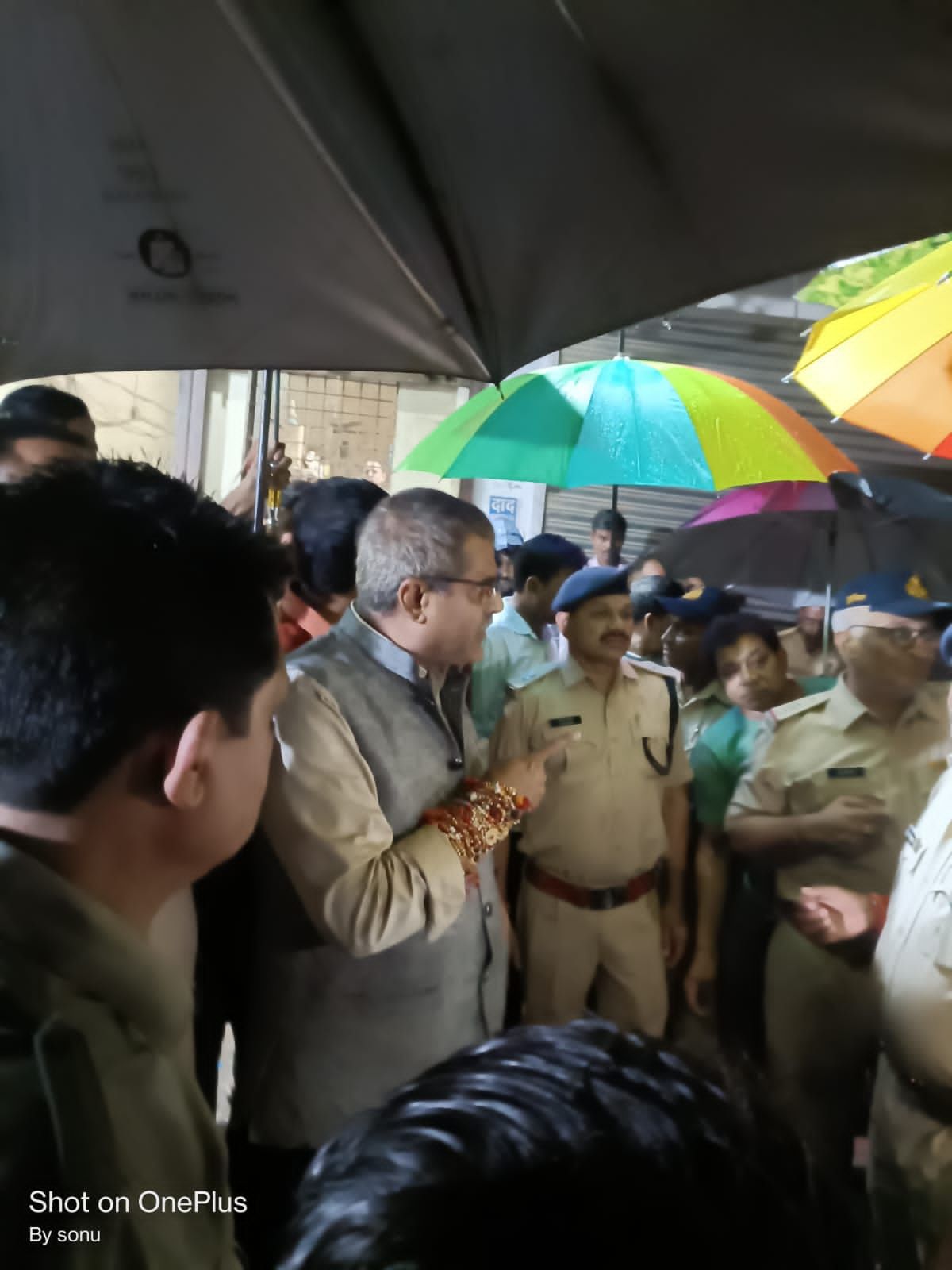 शराब दुकान के बाहर विधायक ने जताई नाराजगी।