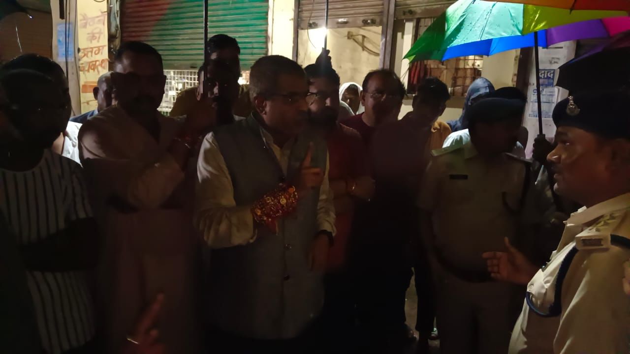 शराब दुकान के बाहर विधायक ने जताई नाराजगी।