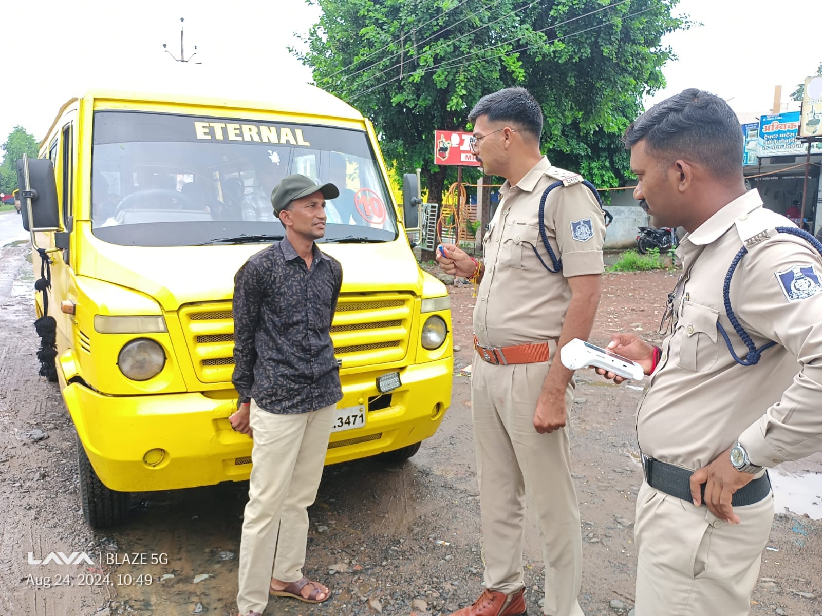 यातायात पुलिस टीम ने स्कूल वाहनों पर की कार्रवाई।