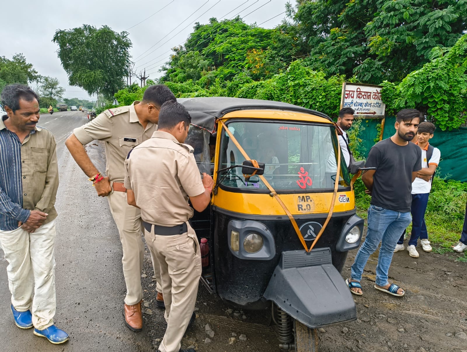 यातायात पुलिस टीम ने स्कूल वाहनों पर की कार्रवाई।