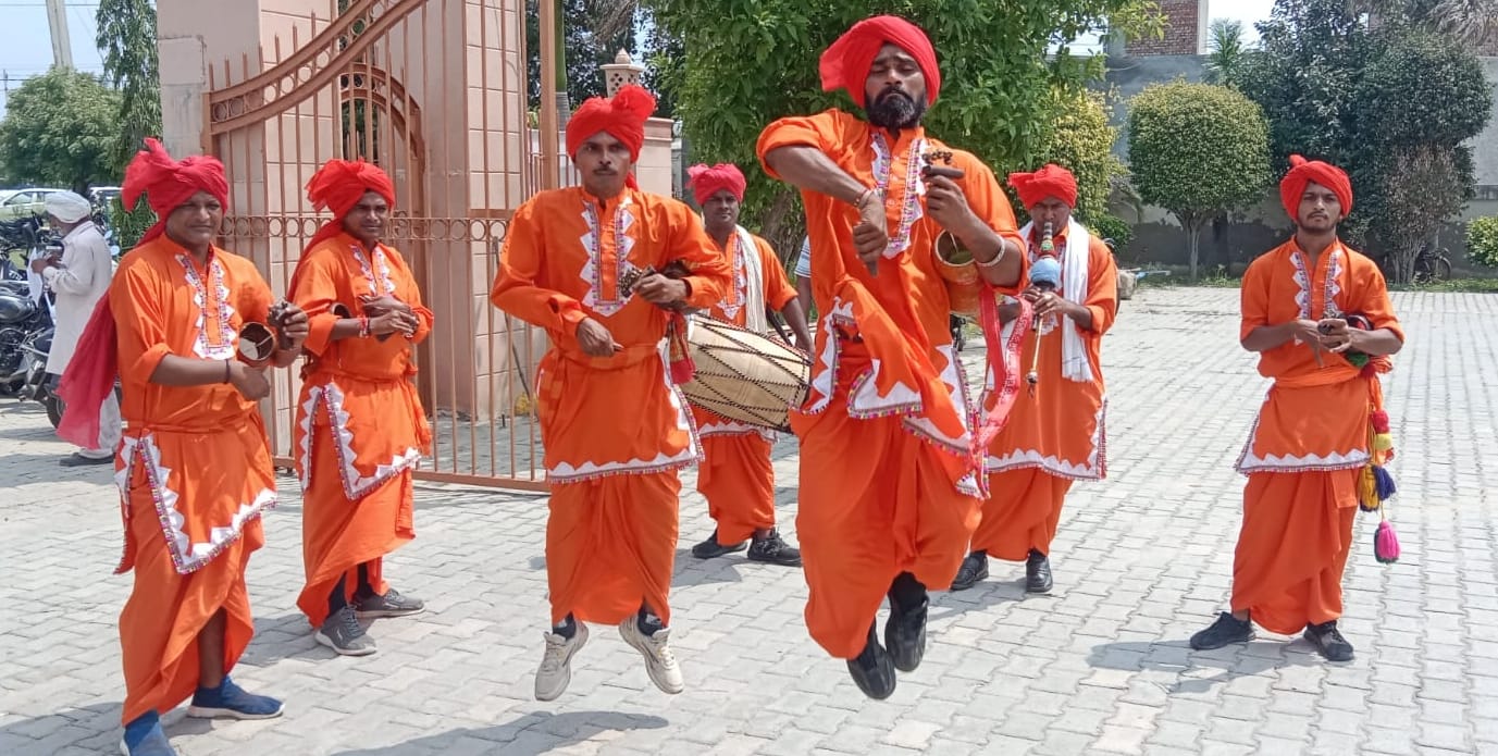 24सीटीके24...बोहर गांव स्थित नांदल भवन में विनेश फौगाट के स्वागत कार्यक्रम में विनेश को केक 24सीटीके24...बोहर गांव स्थित नांदल भवन में विनेश फौगाट के स्वागत कार्यक्रम में विनेश को केक