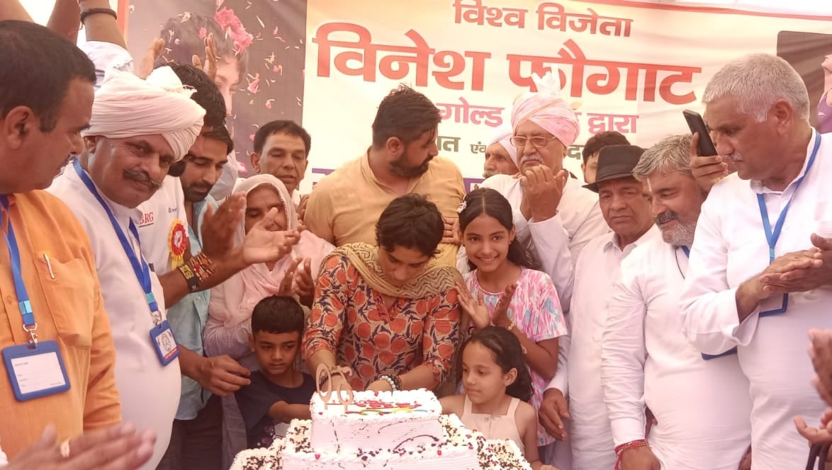 24सीटीके24...बोहर गांव स्थित नांदल भवन में विनेश फौगाट के स्वागत कार्यक्रम में विनेश को केक 24सीटीके24...बोहर गांव स्थित नांदल भवन में विनेश फौगाट के स्वागत कार्यक्रम में विनेश को केक