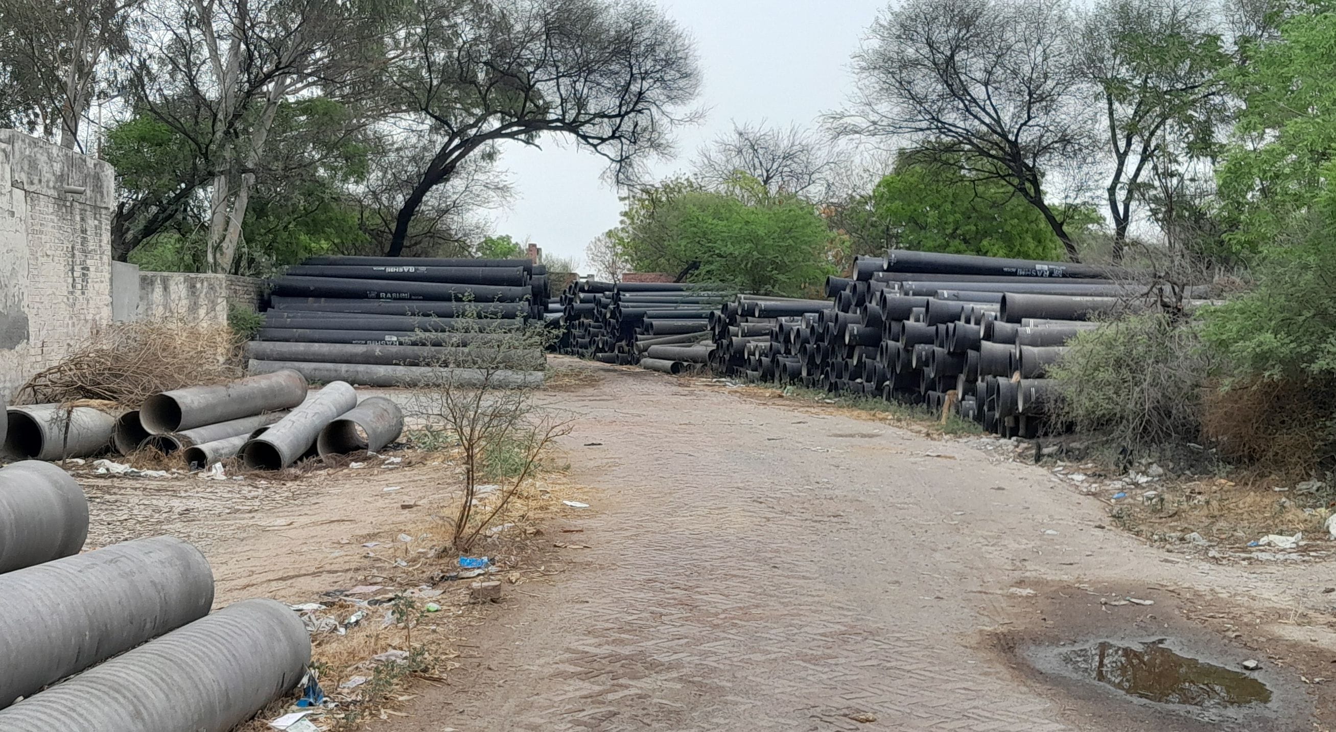 25जेएनडी02 : पाइपलाइन बिछाने के लिए जनस्वास्थ्य विभाग के स्टोर में रखे पाइप। संवाद