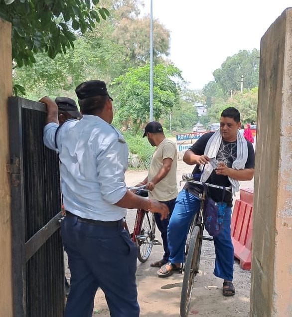 25सीटीके06- पीजीआई गेट नंबर छह से बाहर जाने के लिए लगी लोगों के लाइन। स्रोत: अमर उजाला।