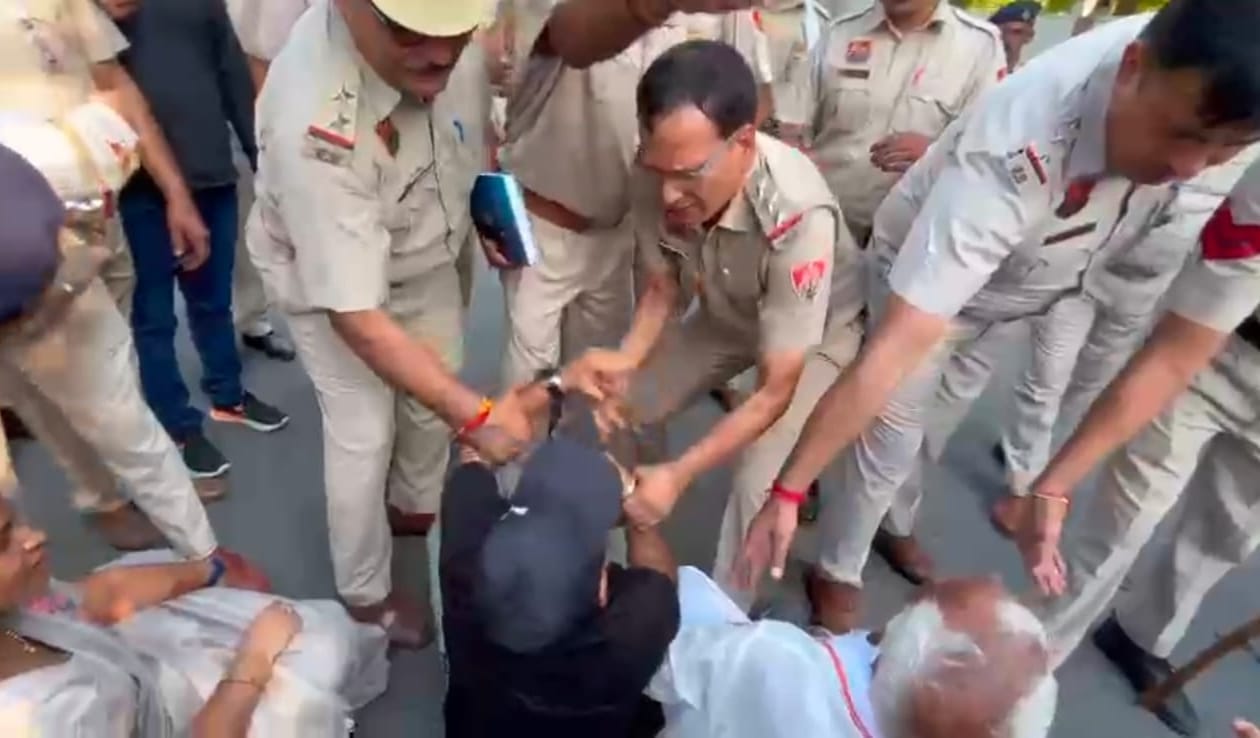 25सीटीके17..विधायक बीबी बतरा के बाहर आपस में भिड़ते भाजपा व कांग्रेस कार्यकर्ता 25सीटीके17..विधायक बीबी बतरा के बाहर आपस में भिड़ते भाजपा व कांग्रेस कार्यकर्ता