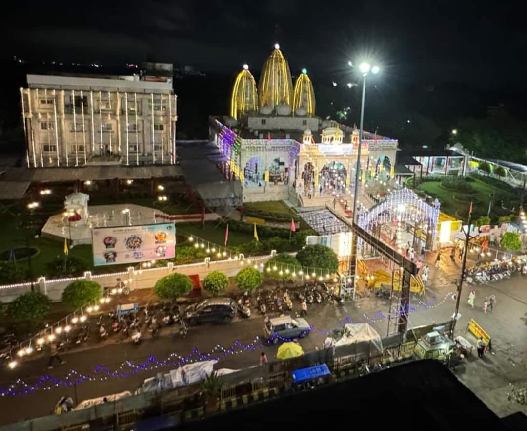 आकर्षक रोशनी से सजे श्री कृष्ण मंदिर