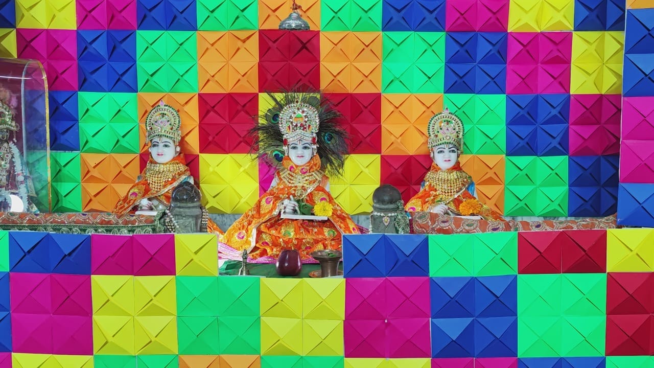 आकर्षक रोशनी से सजे श्री कृष्ण मंदिर