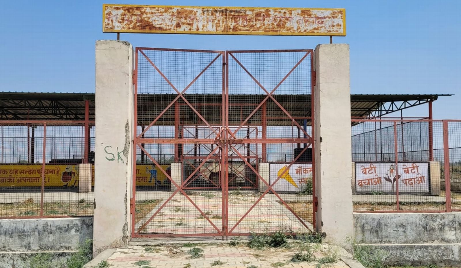 आंवला रोड देवी मंदिर के रास्ते पर लगे कूड़े के ढेर। संवाद