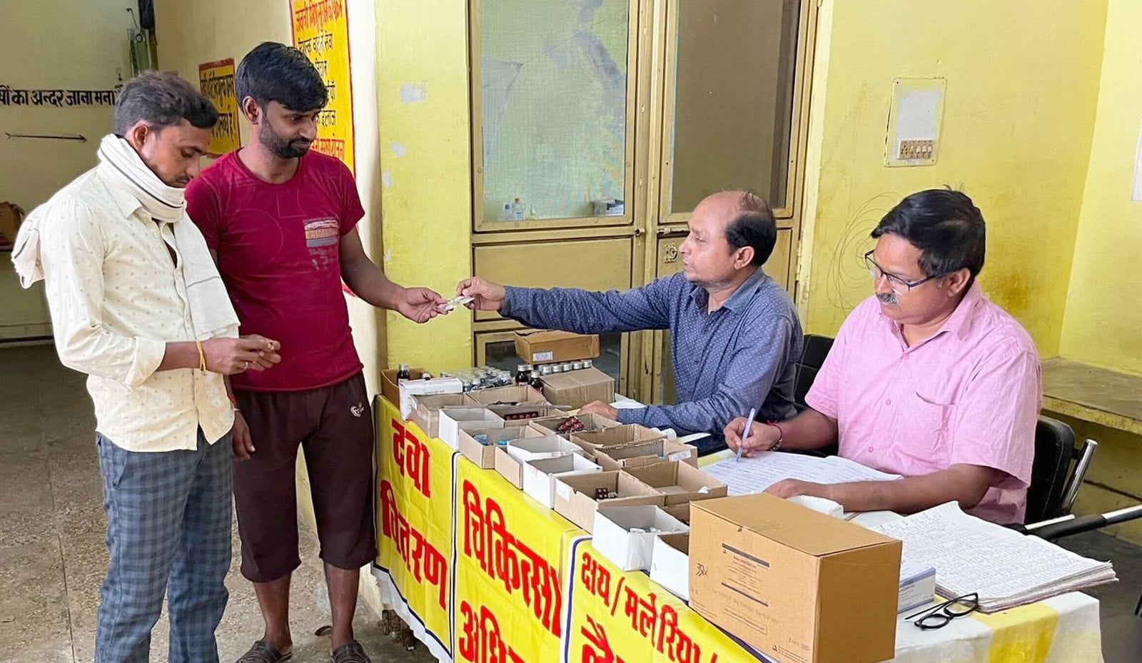 बगरैन के नवीन स्वास्थ्य केंद्र का निरीक्षण करते सीएमओ डॉ.रामेश्वर मिश्रा। संवाद