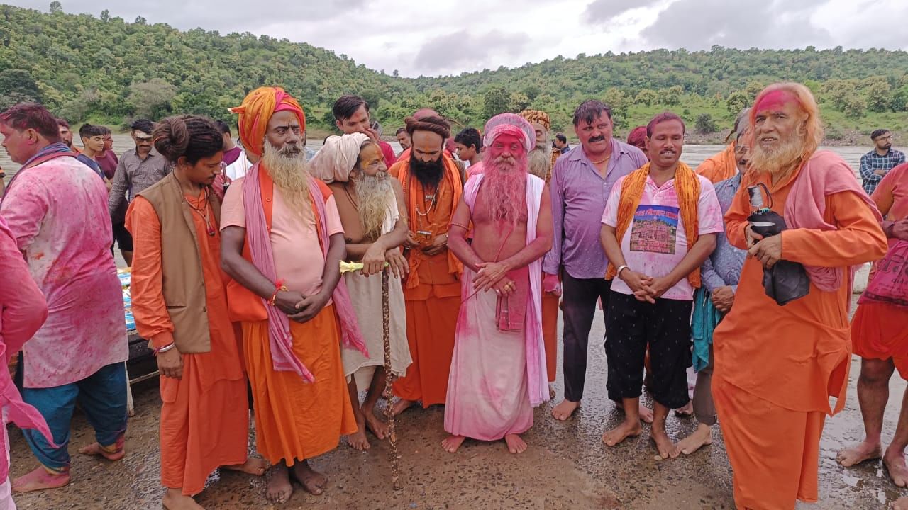 ढोल धमाकों के साथ ओमकार पर्वत का भ्रमण करने निकले बाबा ओंकार
