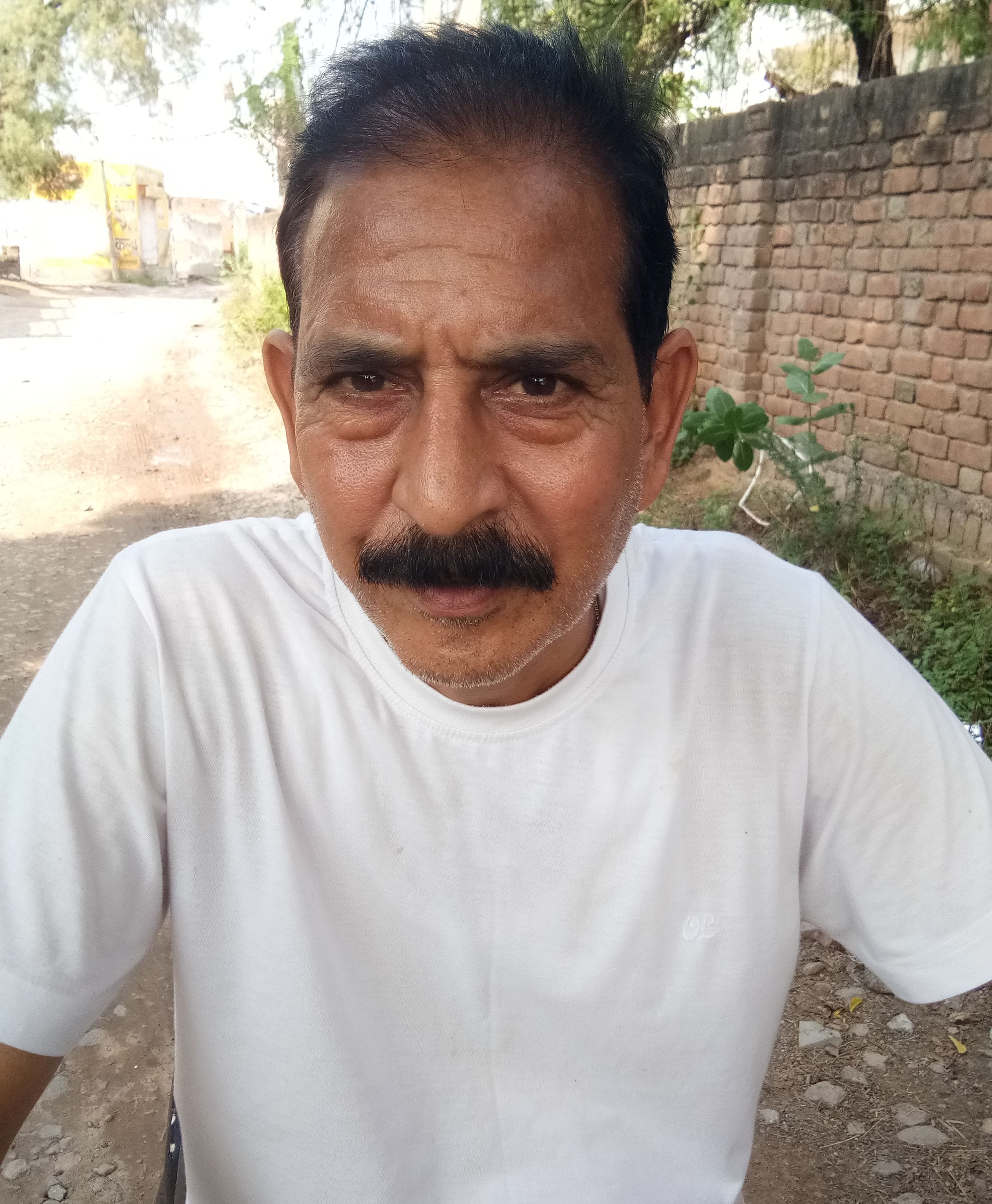 फोटो संख्या:60- पुराने डाकघर के पास जमीन पर रखा ट्रांसफार्मर--संवाद