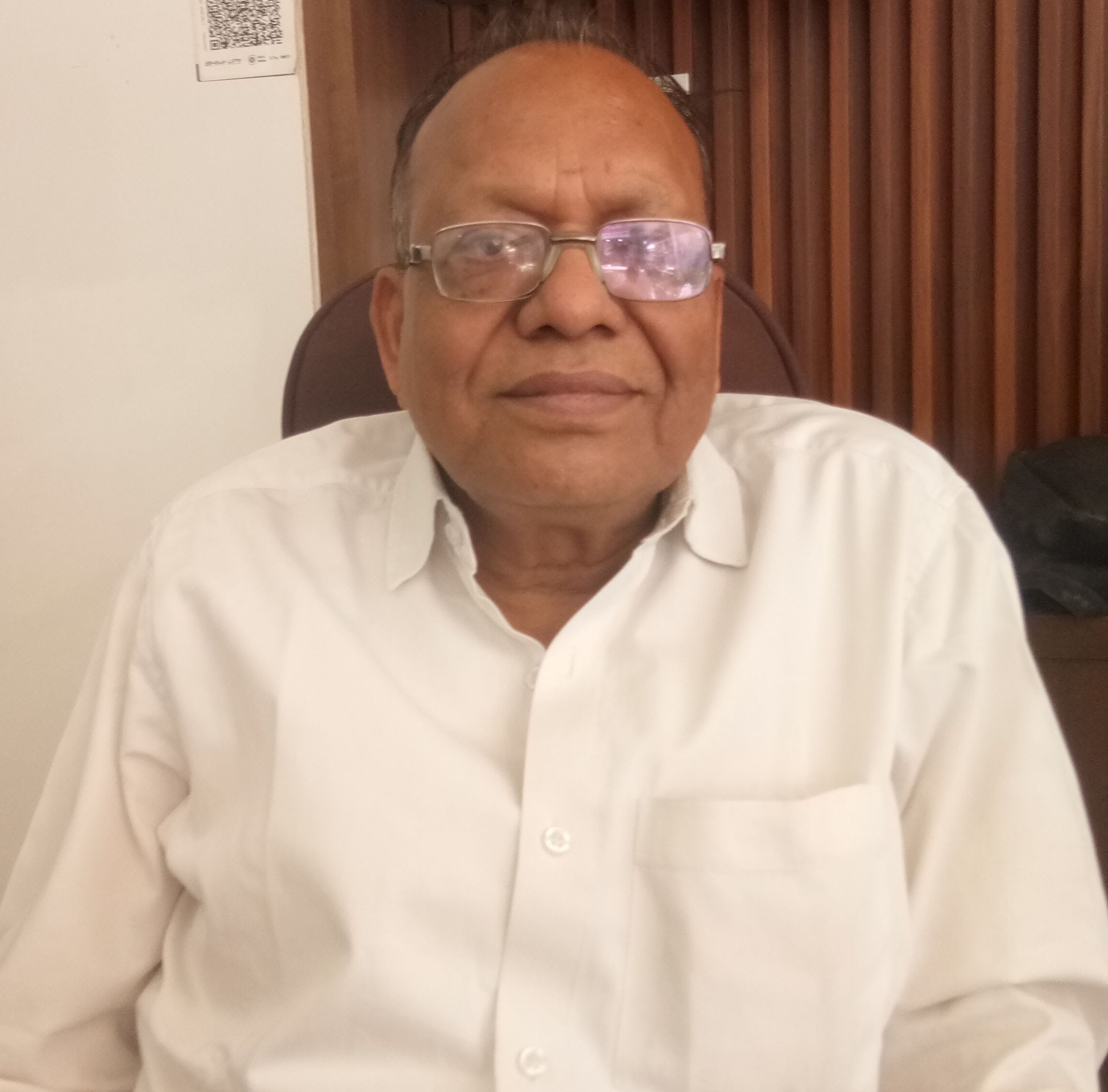फोटो संख्या:60- पुराने डाकघर के पास जमीन पर रखा ट्रांसफार्मर--संवाद
