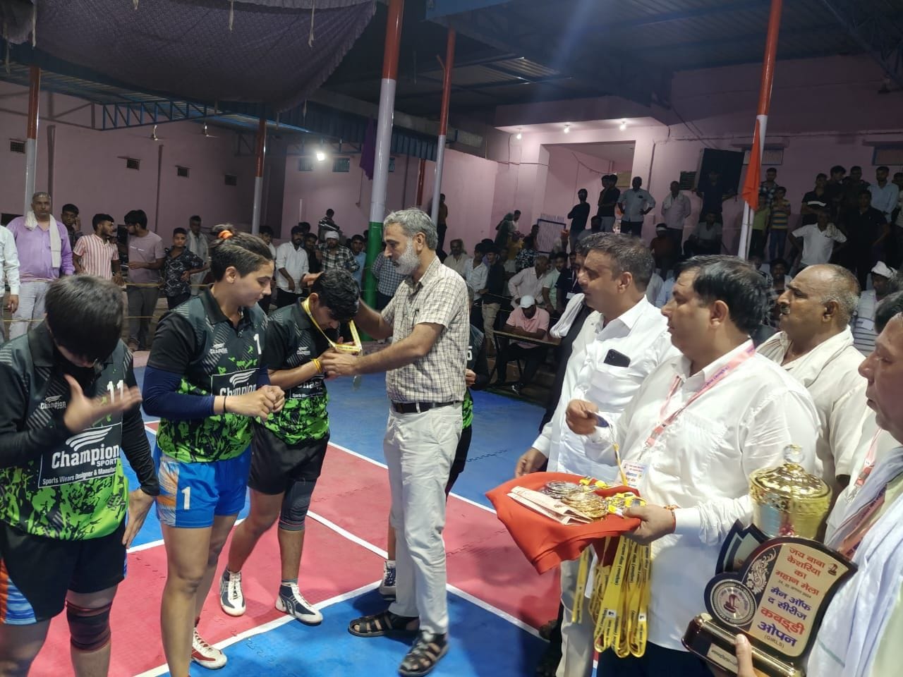 फोटो संख्या:77- गांव मांडोला में आयोजित महिला कबड्डी प्रतियोगिता में विजेता सांई सोनीपत टीम को फोटो संख्या:77- गांव मांडोला में आयोजित महिला कबड्डी प्रतियोगिता में विजेता सांई सोनीपत टीम को
