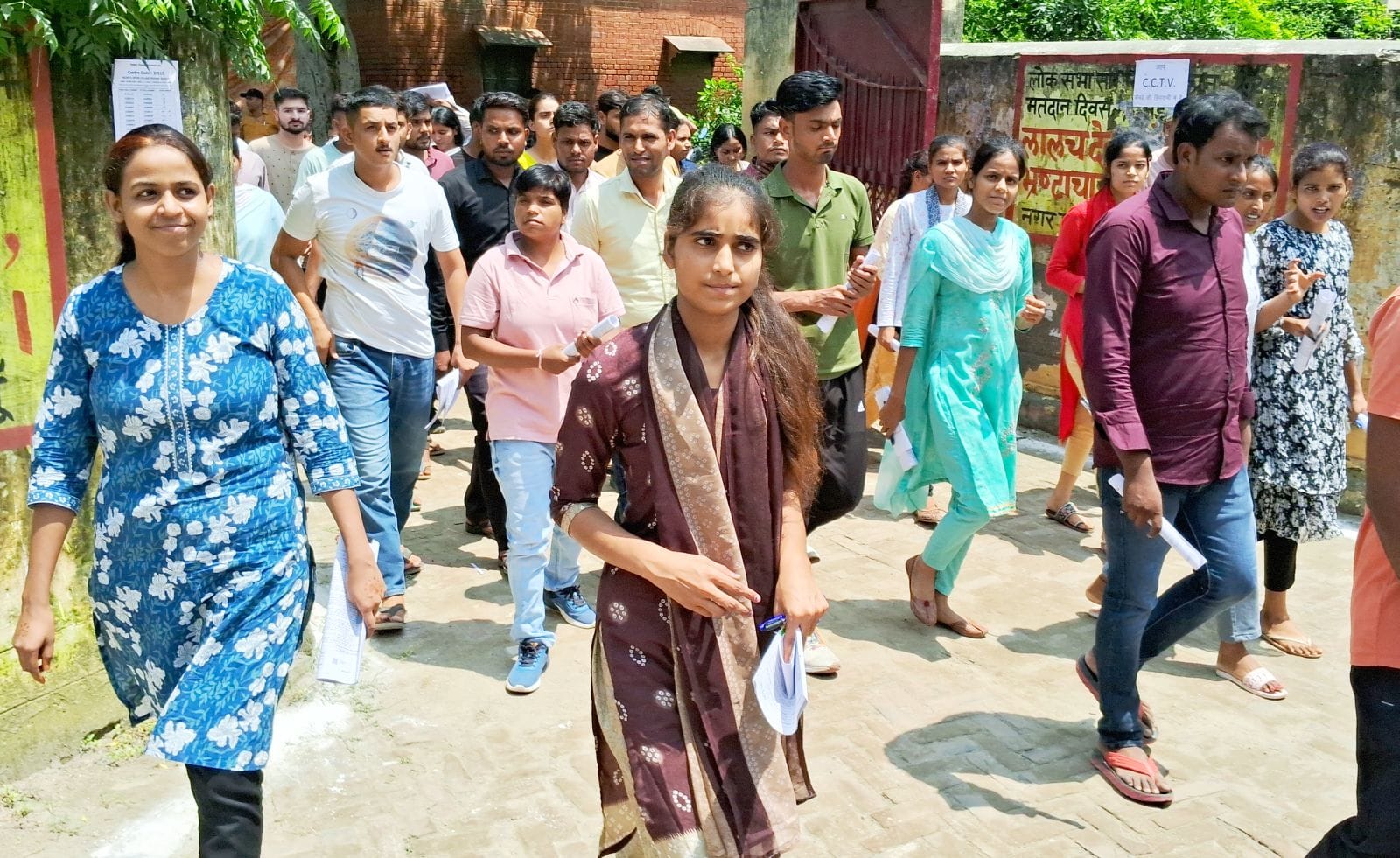 गिंदो देवी महाविद्यालय परीक्षा केंद्र पर लगी अभ्यर्थियों की लाइन। संवाद