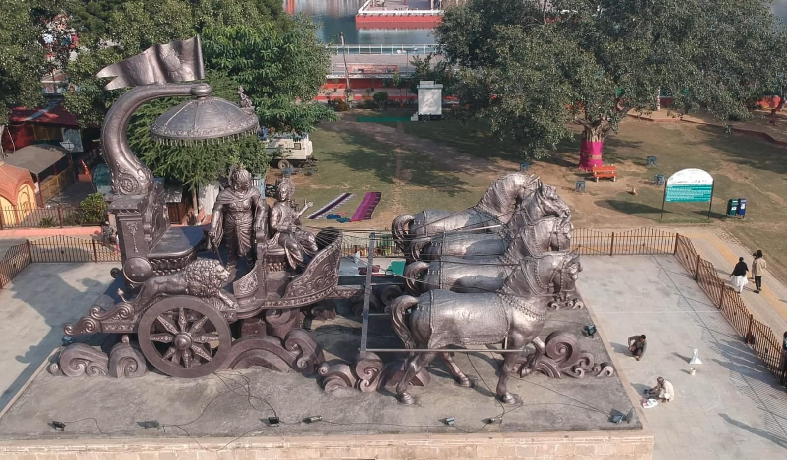कुरुक्षेत्र। गीता ज्ञान संस्थानम में श्रीकृष्ण की प्रतिमा पर दिखाया जा रहा लाइट एंड साउंड शो। स कुरुक्षेत्र। गीता ज्ञान संस्थानम में श्रीकृष्ण की प्रतिमा पर दिखाया जा रहा लाइट एंड साउंड शो। स