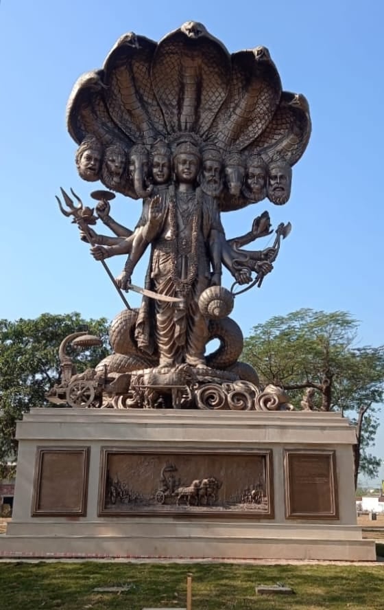 कुरुक्षेत्र। गीता ज्ञान संस्थानम में श्रीकृष्ण की प्रतिमा पर दिखाया जा रहा लाइट एंड साउंड शो। स कुरुक्षेत्र। गीता ज्ञान संस्थानम में श्रीकृष्ण की प्रतिमा पर दिखाया जा रहा लाइट एंड साउंड शो। स