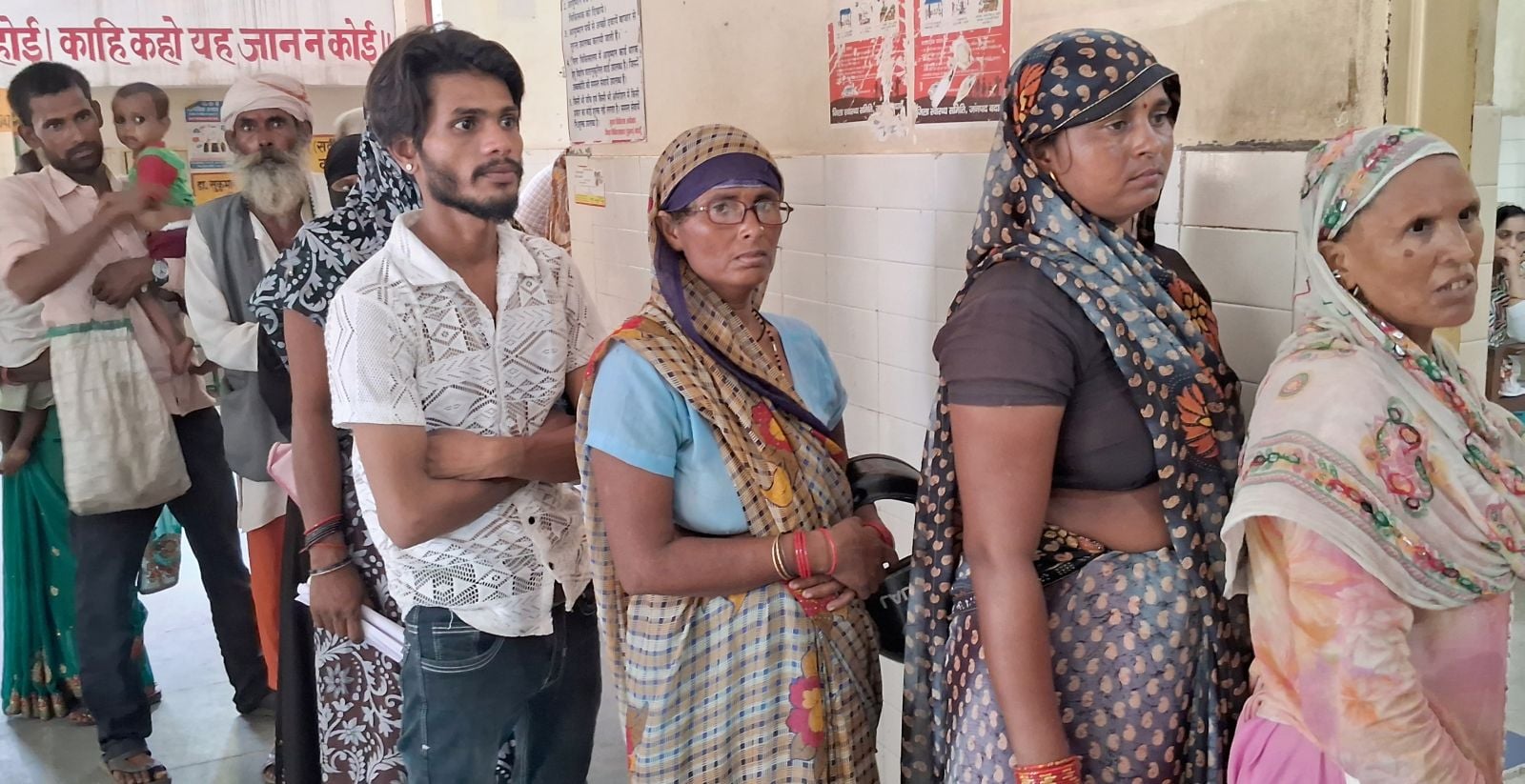 महिला अस्पताल की ओपीडी में दवा लेने को बैठे मरीज। संवाद महिला अस्पताल की ओपीडी में दवा लेने को बैठे मरीज। संवाद