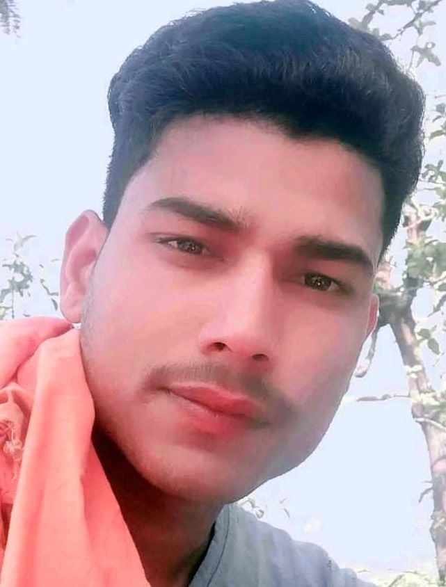 मीरानपुर कटरा में रेलवे स्टेशन रोड पर निर्माणाधीन ओवरब्रिज के पास भरे कीचड़ से निकलतीं छात्राएं
