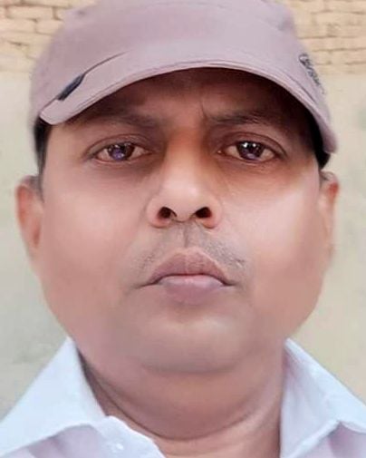 मीरानपुर कटरा में रेलवे स्टेशन रोड पर निर्माणाधीन ओवरब्रिज के पास भरे कीचड़ से निकलतीं छात्राएं