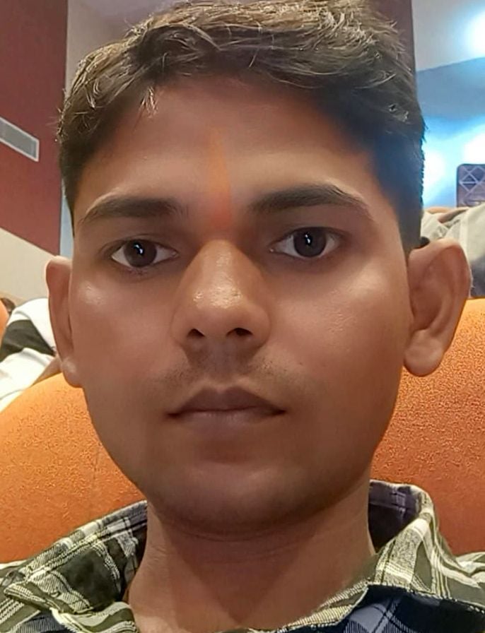 मीरानपुर कटरा में रेलवे स्टेशन रोड पर निर्माणाधीन ओवरब्रिज के पास भरे कीचड़ से निकलतीं छात्राएं