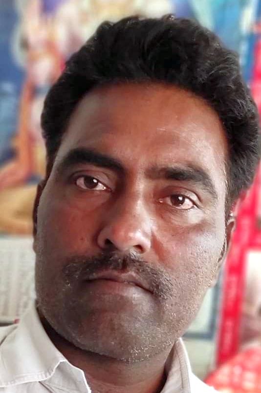 मीरानपुर कटरा में रेलवे स्टेशन रोड पर निर्माणाधीन ओवरब्रिज के पास भरे कीचड़ से निकलतीं छात्राएं