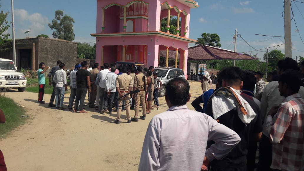 मियानगी में संत की प्रतिमा खंडित करने के बाद नई प्रतिमा के इंतजार में बैठे भीम आर्मी कार्यकर्ता मियानगी में संत की प्रतिमा खंडित करने के बाद नई प्रतिमा के इंतजार में बैठे भीम आर्मी कार्यकर्ता