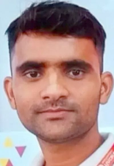पटेल चौक के पास हादसे के बाद हाइवे पर गड्ढे भरवाते लोक निर्माण विभाग के कर्मचारी।संवाद
