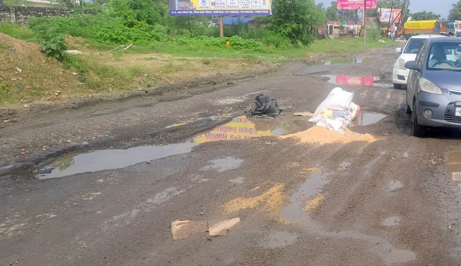 पटेल चौक के पास हादसे के बाद हाइवे पर गड्ढे भरवाते लोक निर्माण विभाग के कर्मचारी।संवाद