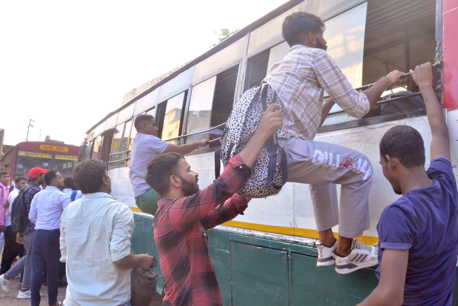रोडवेज स्टैंड पर बस में सीट पाने को धक्का-मुक्की करते अभ्यर्थी धक्का-मुक्की के बीच अपने बच्चे रोडवेज स्टैंड पर बस में सीट पाने को धक्का-मुक्की करते अभ्यर्थी धक्का-मुक्की के बीच अपने बच्चे
