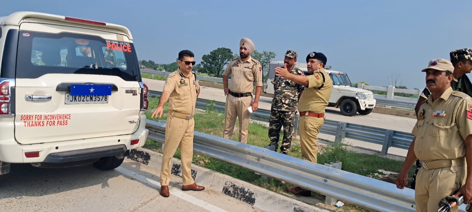 रिंग रोड का दौरा करते सुरक्षा का जायजा लेते डीआईजी शिव कुमार और एसएसपी जम्मू: स्रोत पुलिस रिंग रोड का दौरा करते सुरक्षा का जायजा लेते डीआईजी शिव कुमार और एसएसपी जम्मू: स्रोत पुलिस