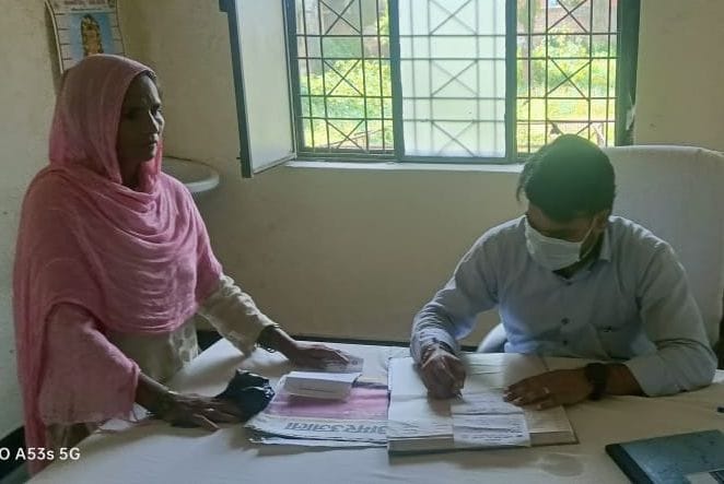 संपूर्णानगर पीएचसी पर बच्चे की जांच करते डॉक्टर: संवाद संपूर्णानगर पीएचसी पर बच्चे की जांच करते डॉक्टर: संवाद