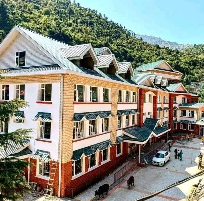सिविल अस्पताल जंजैहली का आलीशान भवन। संवाद