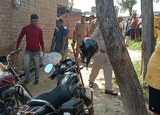 शाहजहांपुर में अवैध पटाखा फैक्टरी के गोदाम को सील करने जाती सदर पुलिस। स्रोत: पुलिस