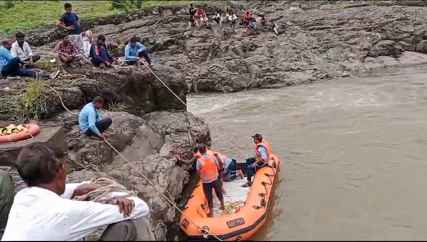 उफनती नदी के तेज बहाव में नहाते समय डूबा युवक