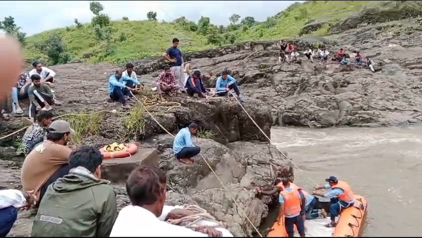 उफनती नदी के तेज बहाव में नहाते समय डूबा युवक