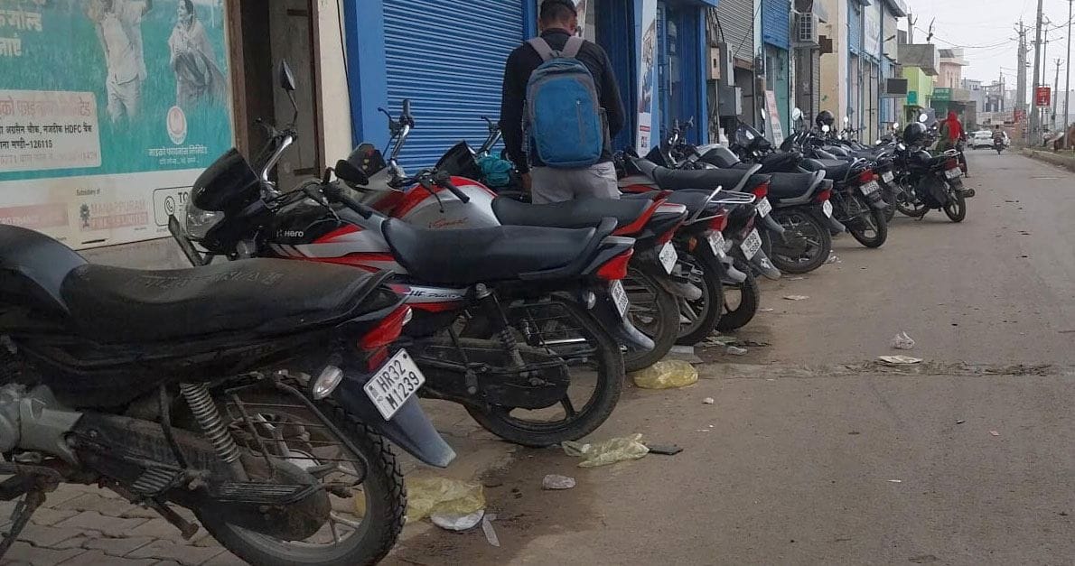 26जेएनडी19-रजबाहा रोड पर बैंक के बाहर खड़े बाइक। संवाद