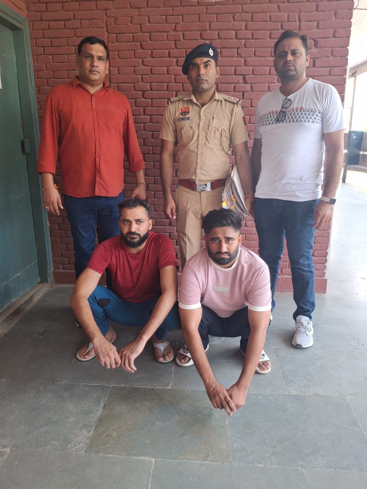 26जेएनडी26: पुलिस गिरफ्त में पकड़े गए आरोपी। स्रोत पुलिस प्रशासन