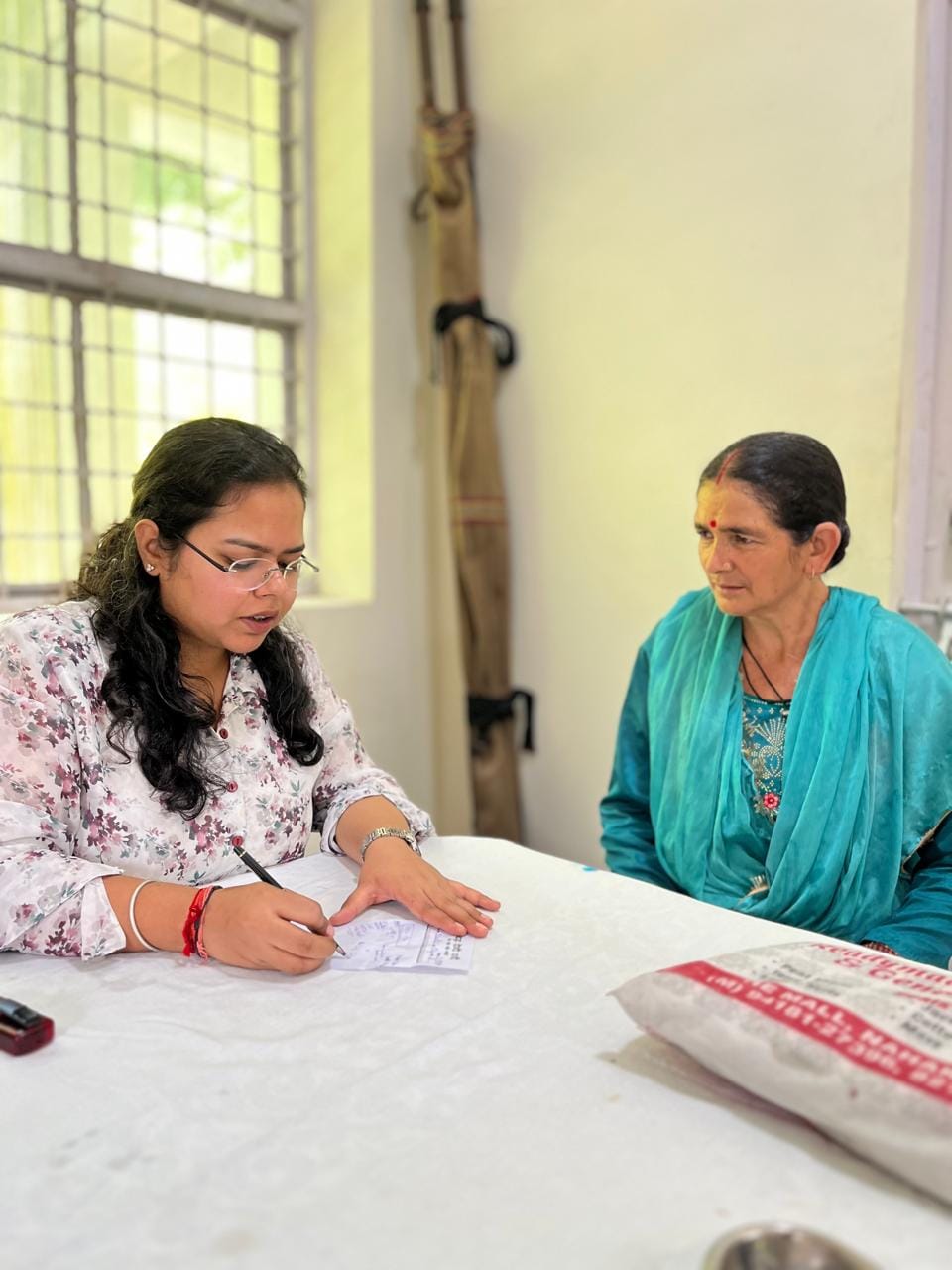 बनेठी में स्वास्थ्य खंड धगेड़ा की ओर से लगे आंखों की देखभाल शिविर के दौरान मौजूद लोग व स्वास्थ् बनेठी में स्वास्थ्य खंड धगेड़ा की ओर से लगे आंखों की देखभाल शिविर के दौरान मौजूद लोग व स्वास्थ्