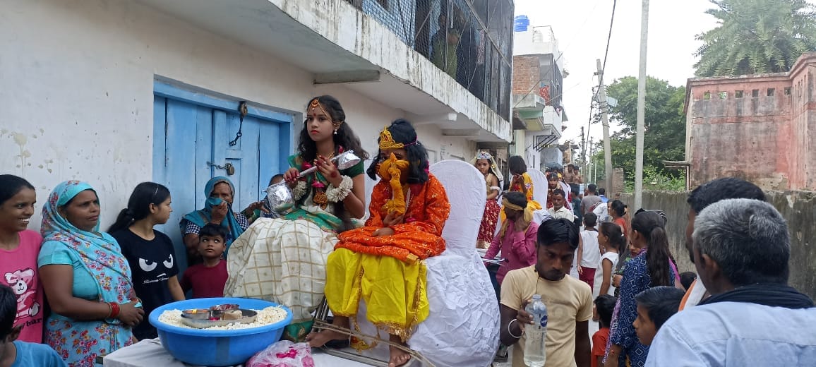 बिशारतगंज में श्रीकृष्ण की भेष भूषा में तैयार बालिका वर्णिका साहू बिशारतगंज में श्रीकृष्ण की भेष भूषा में तैयार बालिका वर्णिका साहू