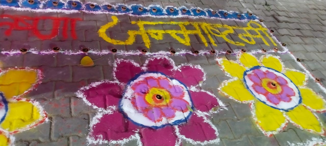 बिशारतगंज में श्रीकृष्ण की भेष भूषा में तैयार बालिका वर्णिका साहू बिशारतगंज में श्रीकृष्ण की भेष भूषा में तैयार बालिका वर्णिका साहू
