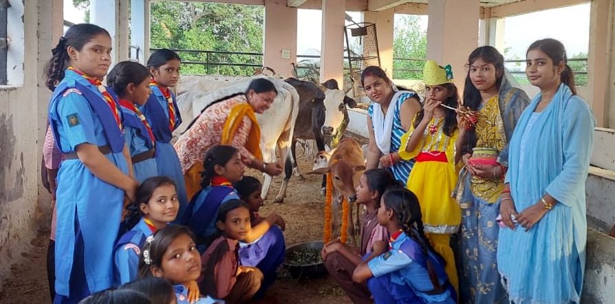 मघई टोला स्थित कान्हा गोशाला में आयोजित कार्यक्रम में बोलते वित्त मंत्री सुरेश कुमार खन्ना। स् मघई टोला स्थित कान्हा गोशाला में आयोजित कार्यक्रम में बोलते वित्त मंत्री सुरेश कुमार खन्ना। स्