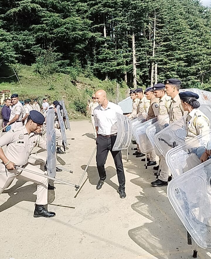 ननखडी में बुधवार को अवैध कब्जा को हटाते समय पुलिस जवानों को लोगों से कैैसे निपटना है इस पर जान ननखडी में बुधवार को अवैध कब्जा को हटाते समय पुलिस जवानों को लोगों से कैैसे निपटना है इस पर जान